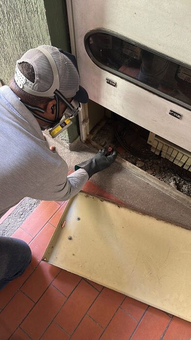 Aplicación dirigida detrás de electrodomésticos en una vivienda de Cali