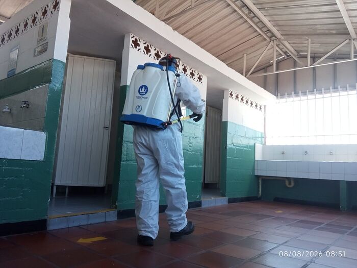 Desinfección de baños en un establecimiento comercial de Cali con certificado sanitario
